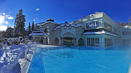 Salzburgerhof Zell am See Garten Winter Wellness Pool