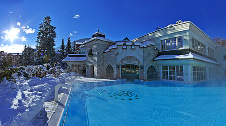 Salzburgerhof Zell am See Garten Winter Wellness Pool